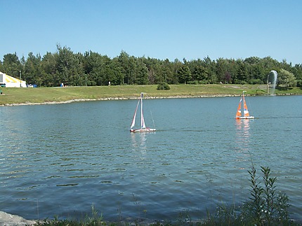Mini-voilier au Parc de la Cité à Longueuil
