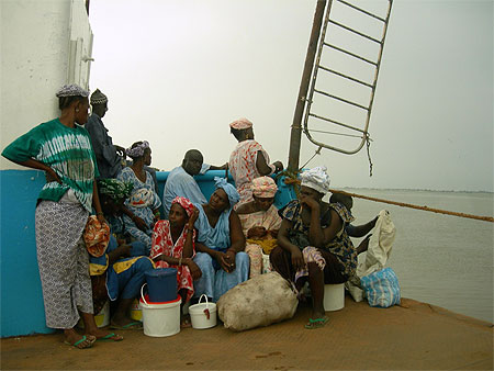Sur le bac de Banjul Sur le bac de Banjul