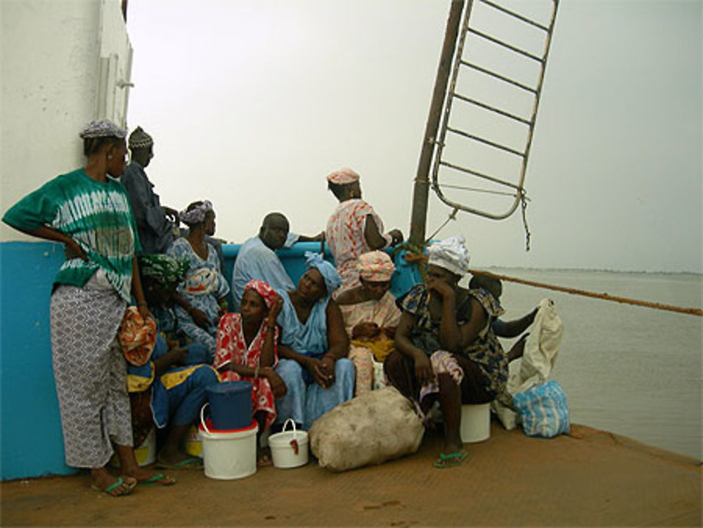 Sur le bac de Banjul