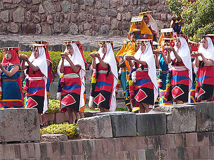 Fêtes de l'Inti Raymi - Jeunes filles et leurs offrandes