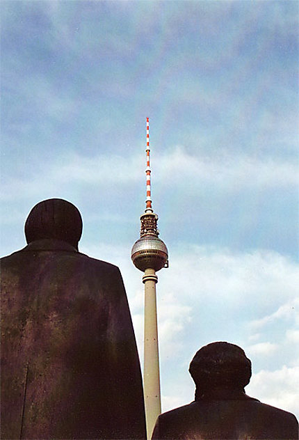 Marx et Engels devant la Fernsehturm