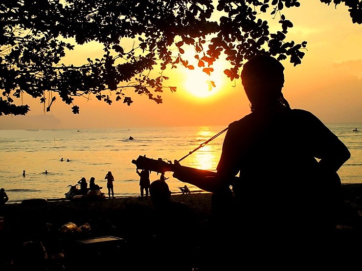 Musicien sur la plage de Pattaya, Thaïlande