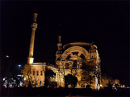 Mosquée Bezmi Alem Valide Sultan
