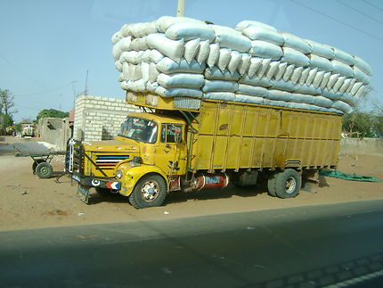 Camion chargé au Sénégal