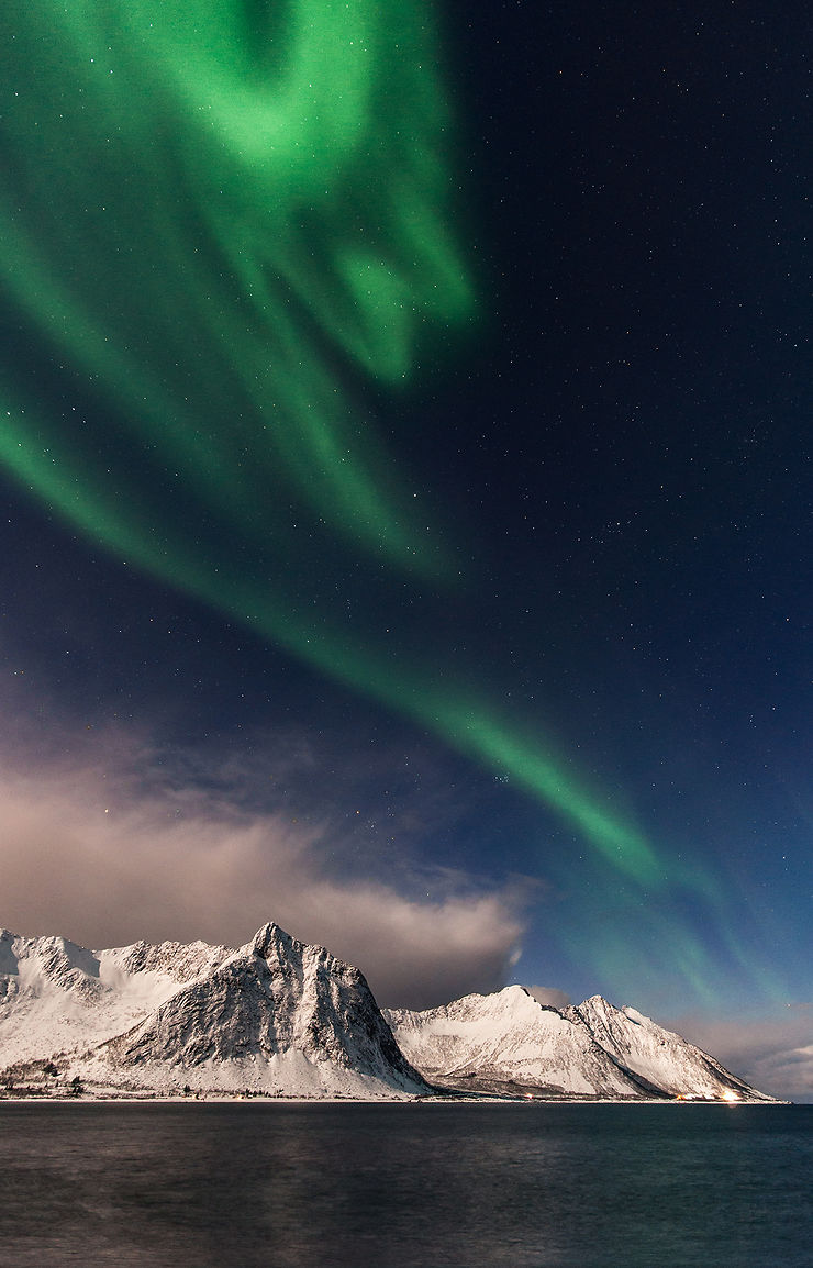 Danse nocturne et aurore boréale, Île de Senja Norvège