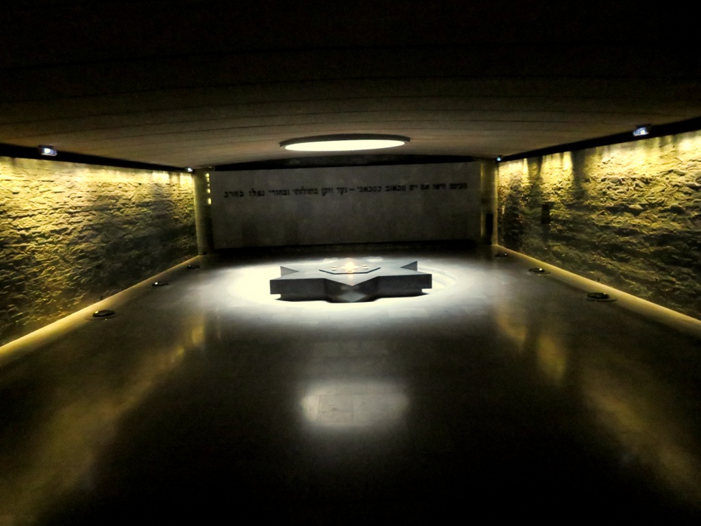 La crypte du Mémorial de la Shoah à Paris La crypte du Mémorial de la Shoah à Paris
