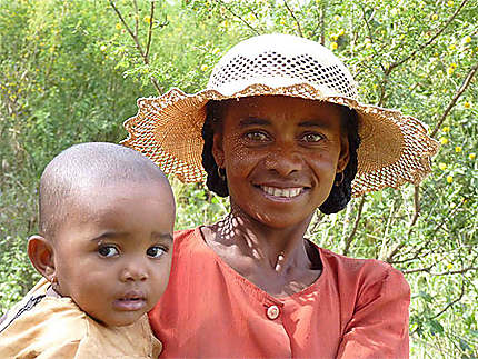 Jeune femme malgache et son bébé