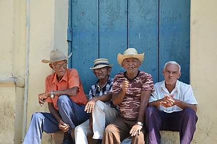 Des cubains à Trinidad avec cigares