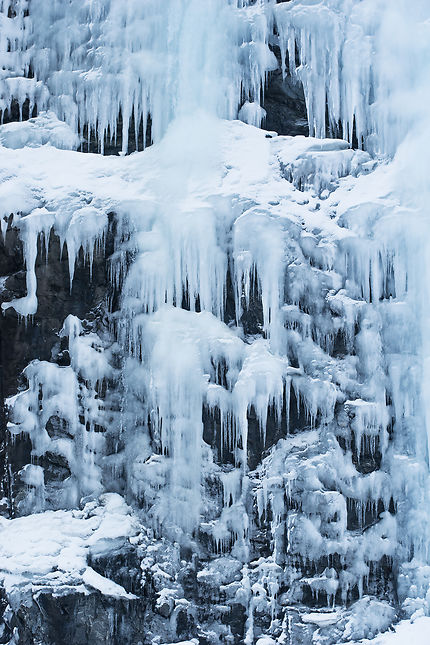 Cascade de glace et stalactites sur Senja