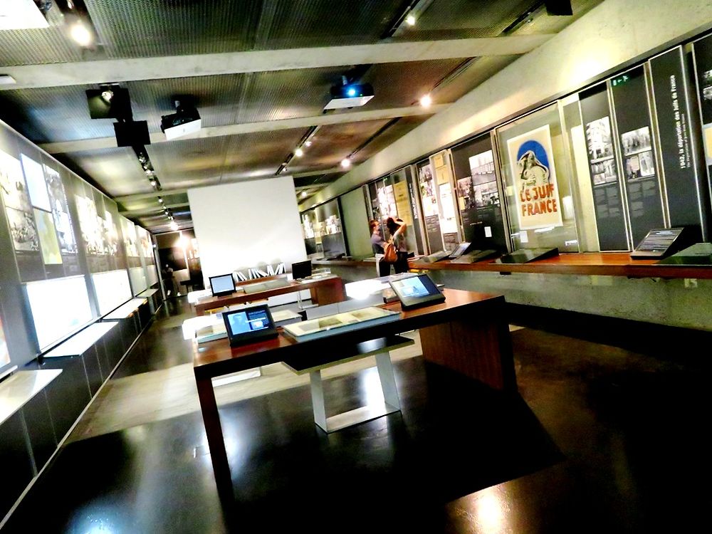 Salle d'exposition du Mémorial de la Shoah