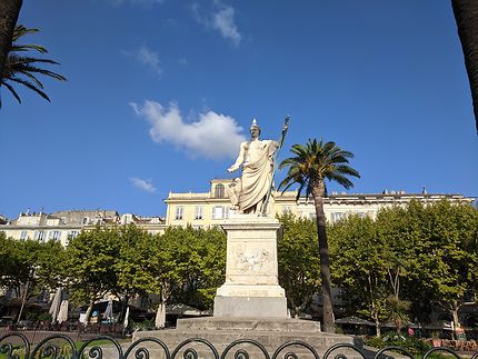 Goéland sur la statue