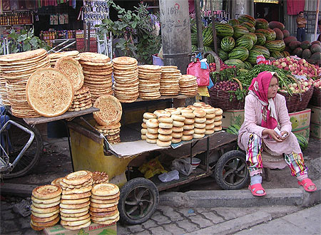Marchande de pain au marché de Kashgar Marchande de pain au marché de Kashgar