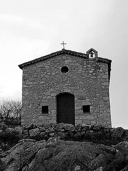 Eglise parmi les Ruines de Chateauneuf 