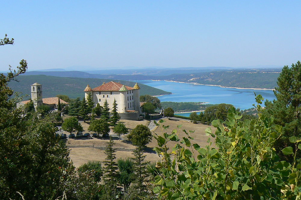 Aiguines, château, église et le lac de Ste Croix