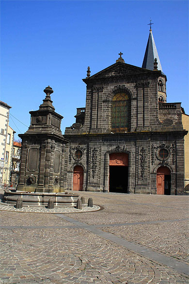 Parvis de l'église Saint-Amable Parvis de l'église Saint-Amable
