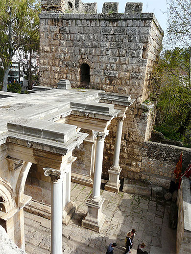 Porte d'Hadrien Porte d'Hadrien