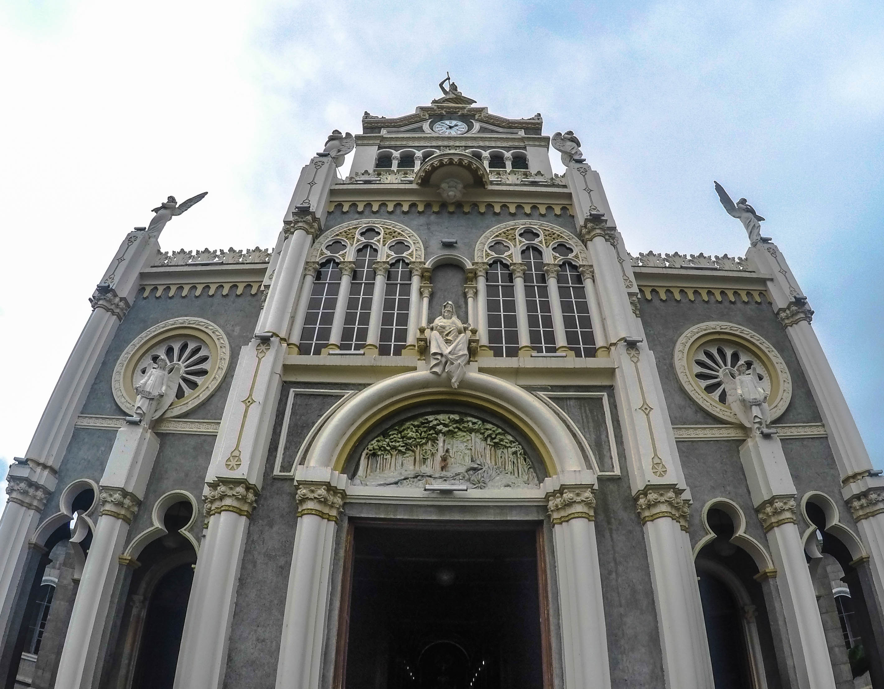 Façade de la belle église d'Hérédia Façade de la belle église d'Hérédia