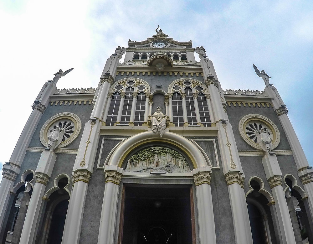 Façade de la belle église d'Hérédia