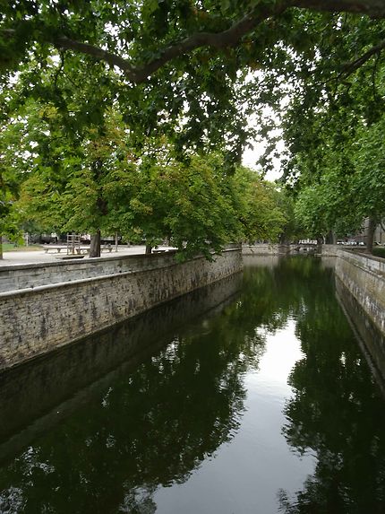 Canaux autour du jardin à Nîmes 