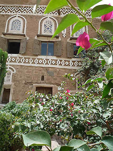 Fleur et façade du Dar al Hadjar