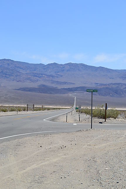 Route à perte de vue dans le désert