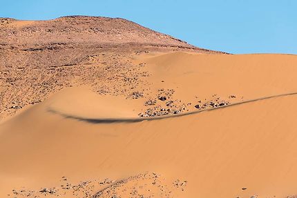 Adjalati - Sable noir sur la crête de la dune