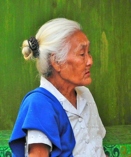 Vieille femme lao au marché