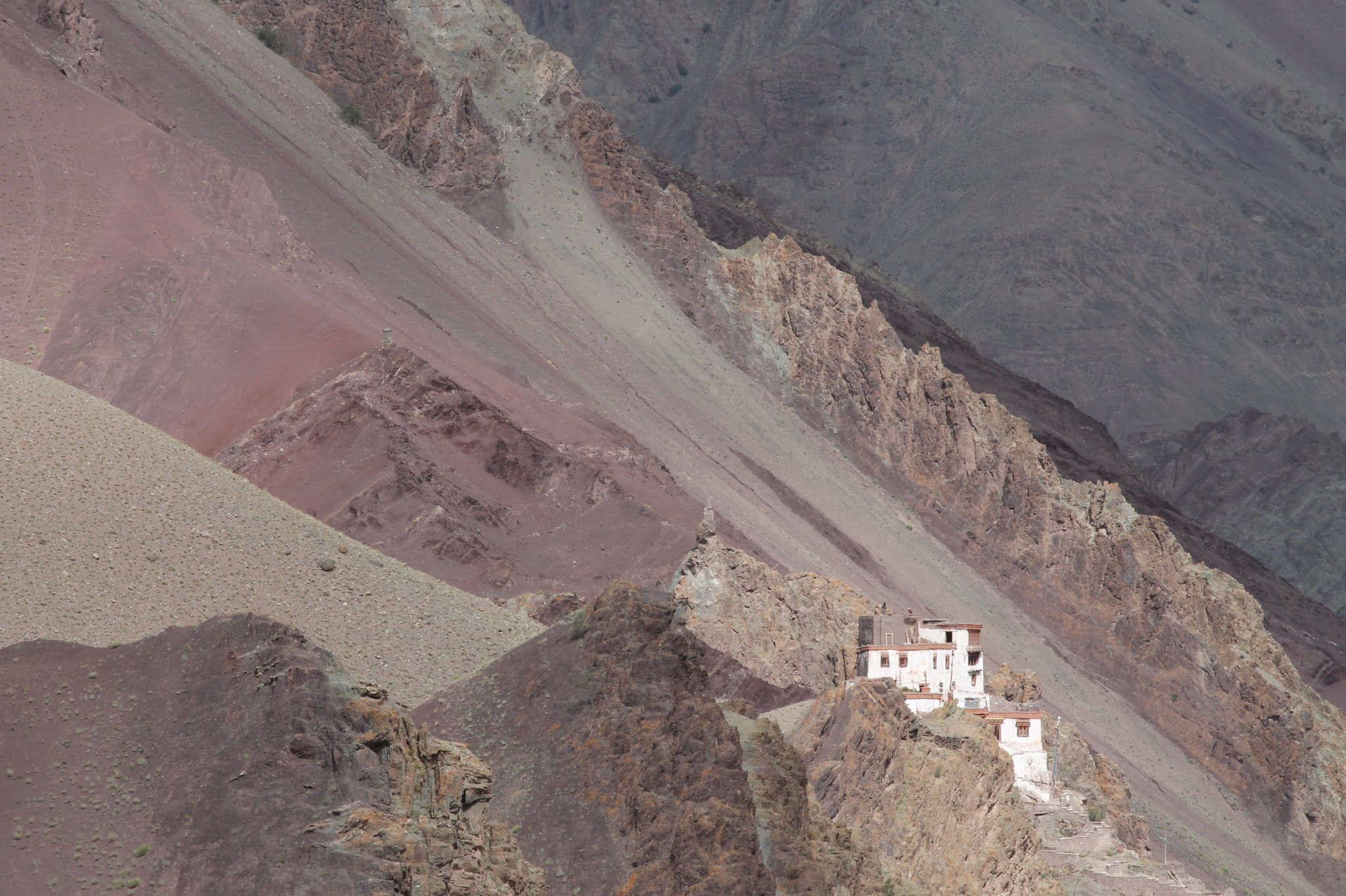 Un monastère perdu dans les montagnes