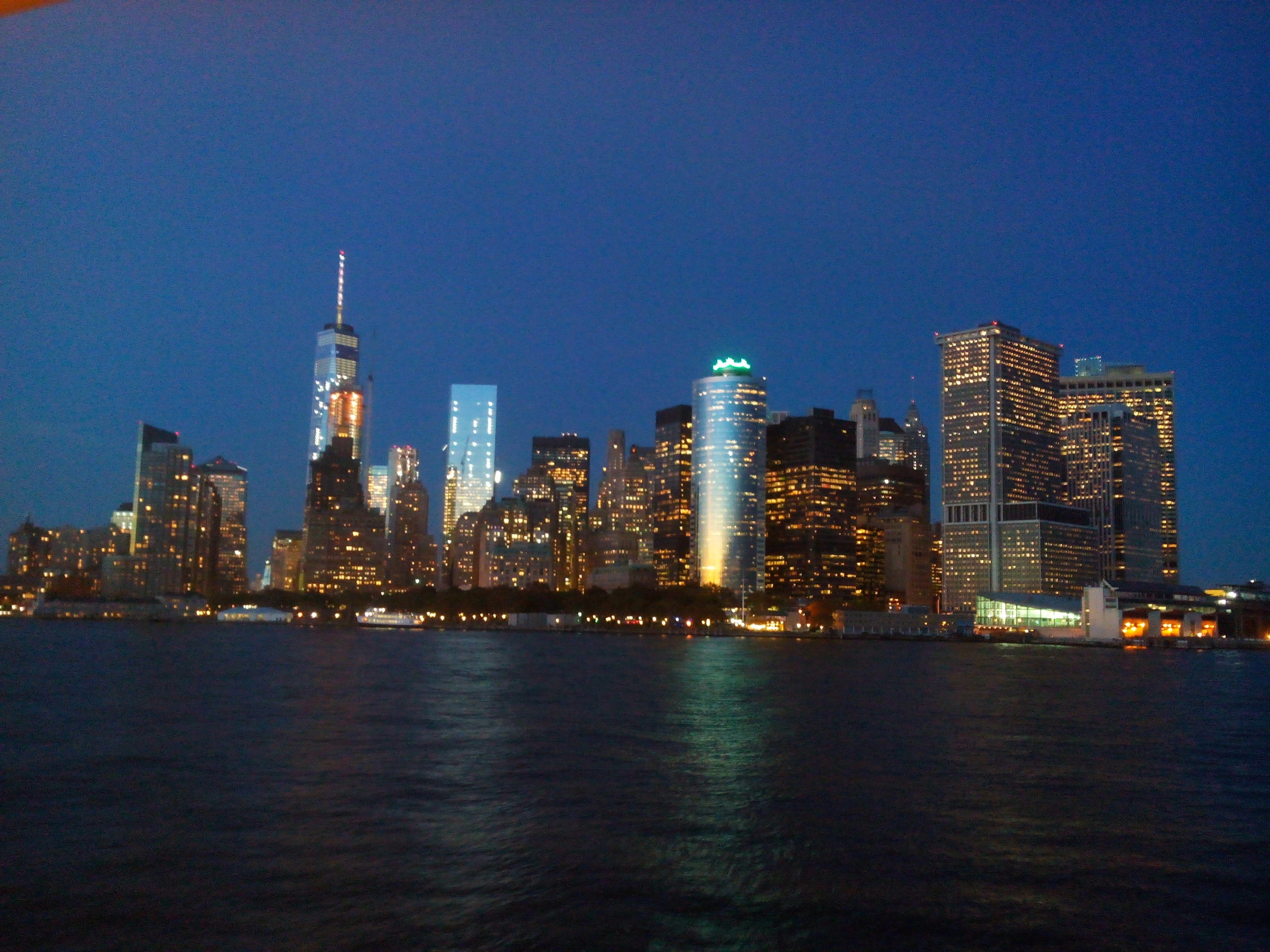 Manhattan skyline au crépuscule depuis le ferry