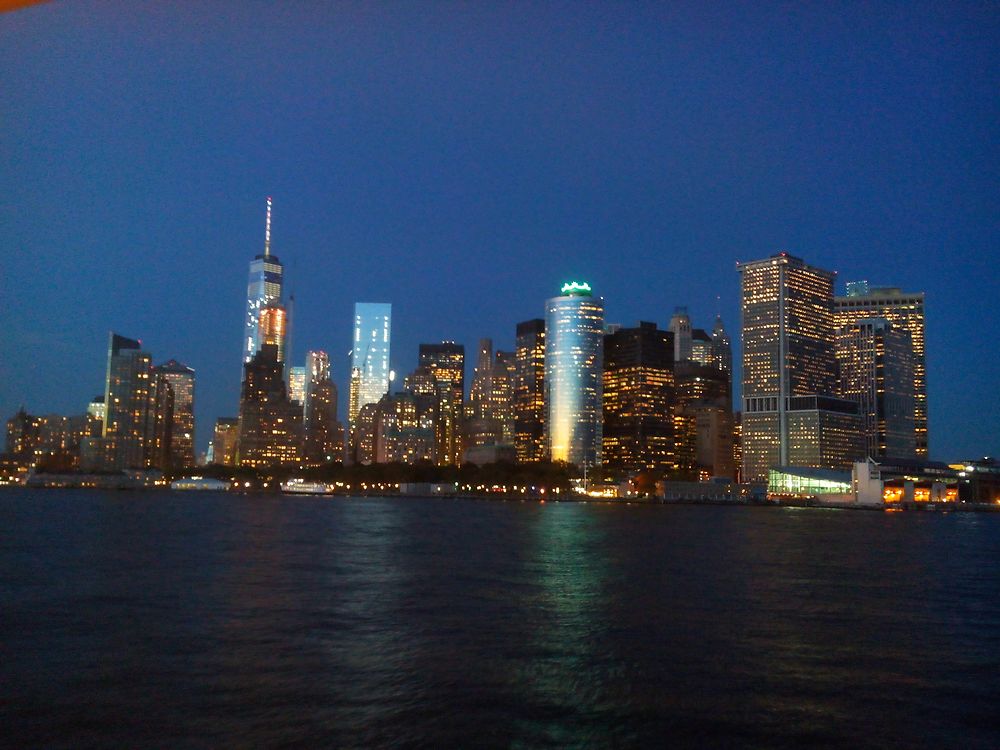 Manhattan skyline au crépuscule depuis le ferry