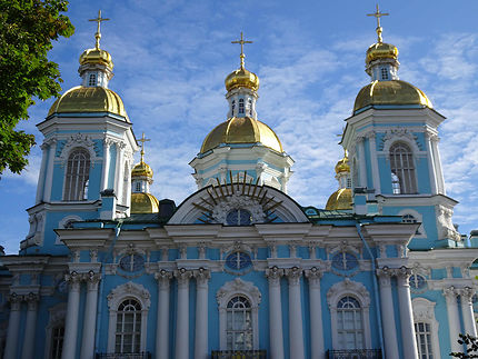 Symétrie en bleu ciel à Saint-Pétersbourg