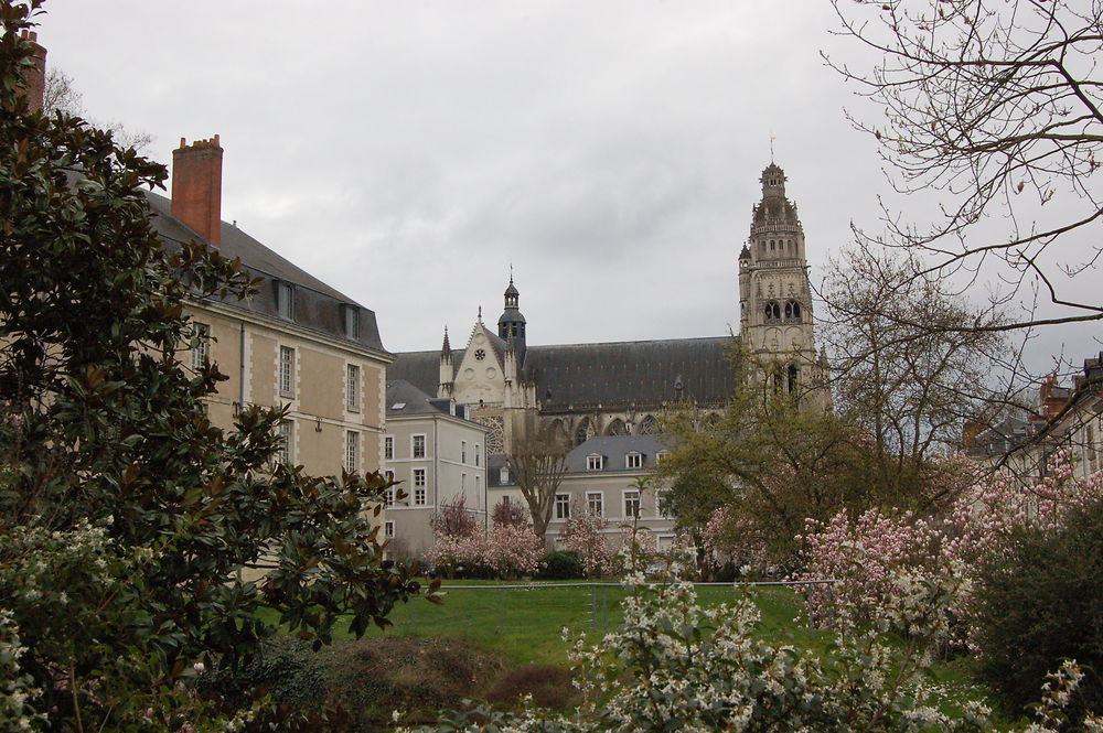 La cathédrale Saint-Gatien au printemps