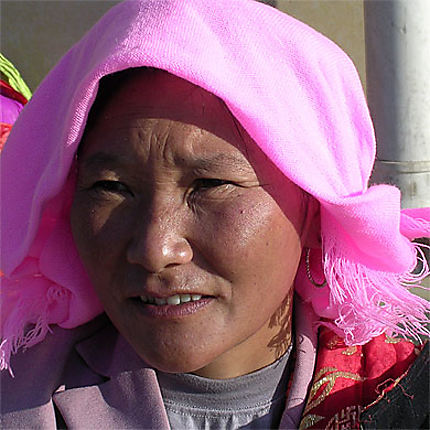Femme en pélerinage au monastère de Kumbum