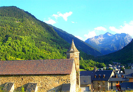 Eglise d'Arties au pied du Montardo Eglise d'Arties au pied du Montardo