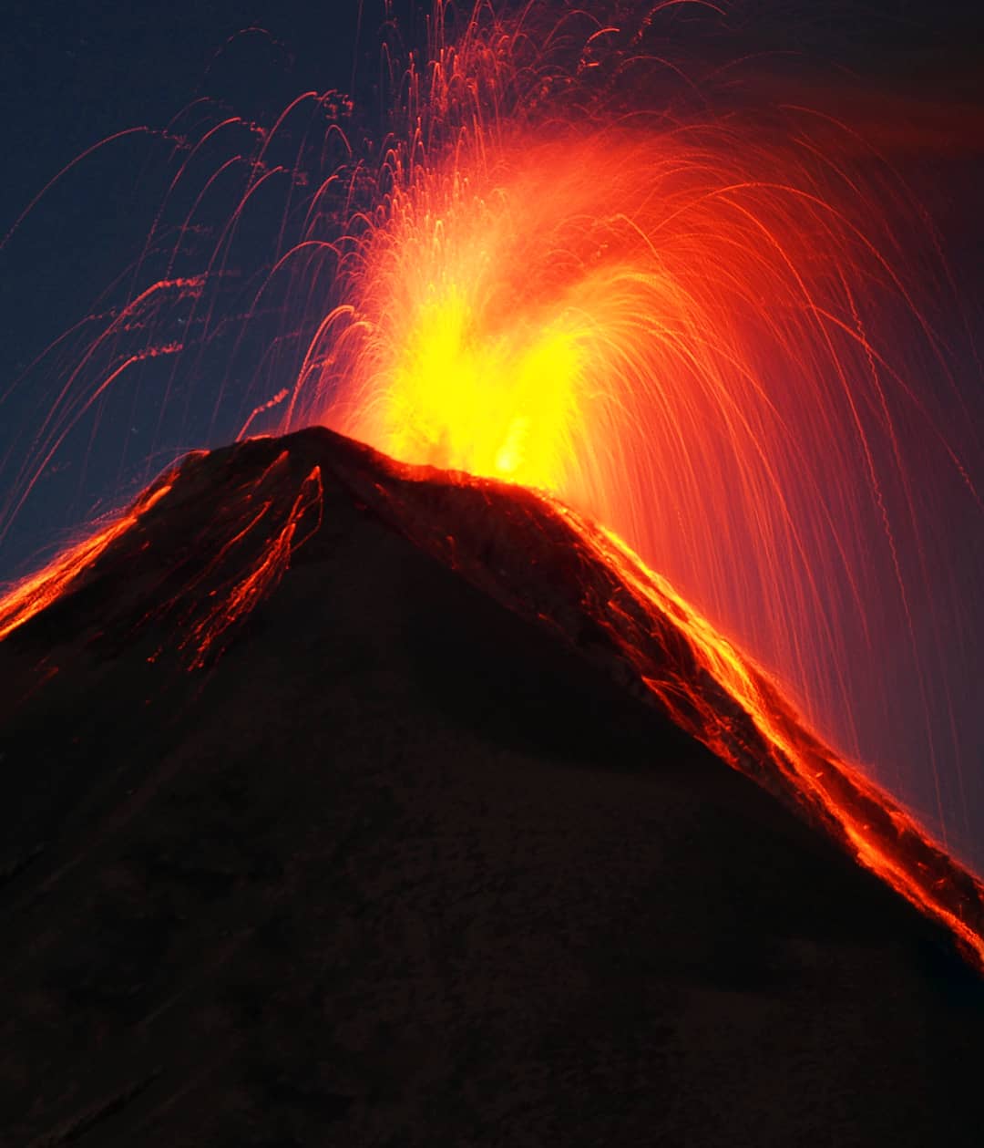 Volcan El Fuego en éruption Volcans Montagne Antigua Région d — free download