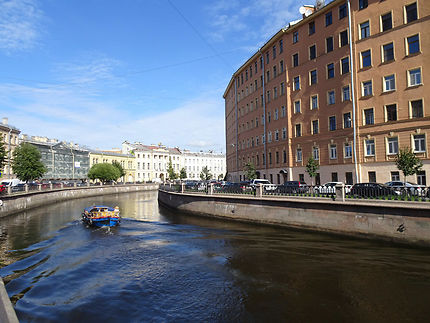 Virage sur le canal à Saint-Pétersbourg