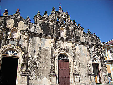 La façade de l'église de la Merced