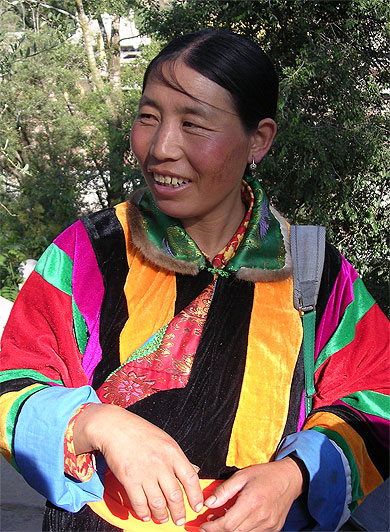 Femme en pélerinage au monastère de Kumbum Femme en pélerinage au monastère de Kumbum