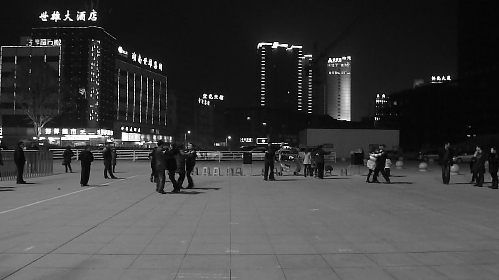 Danse de couple devant la gare de Huaihua