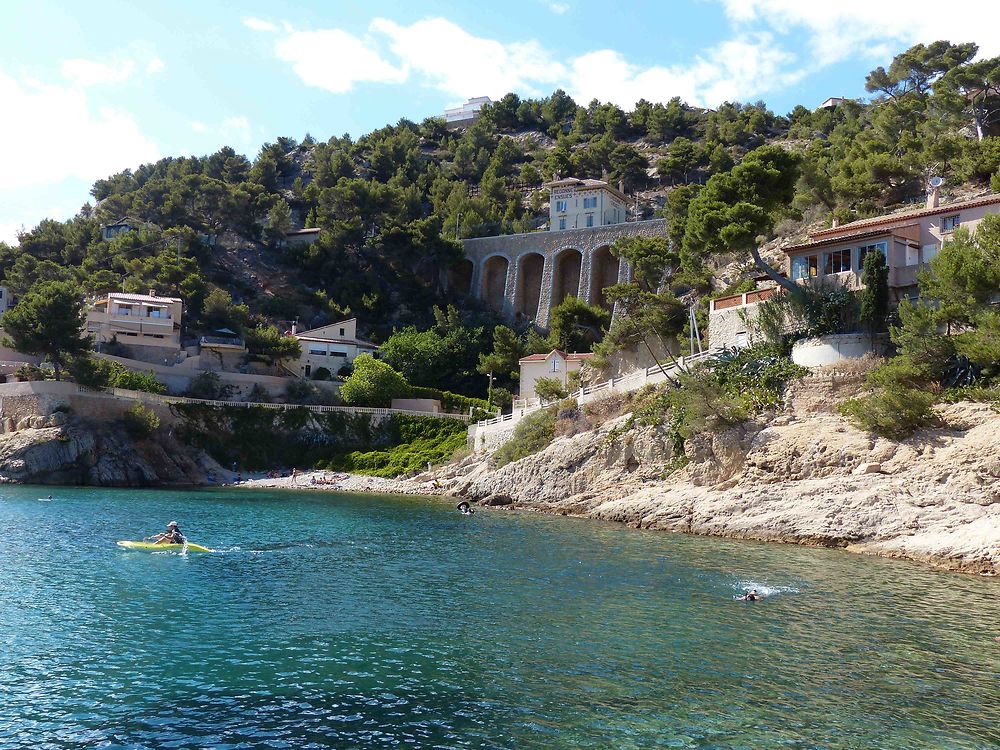 Ensués-la-Redonne. Au bord de l'eau