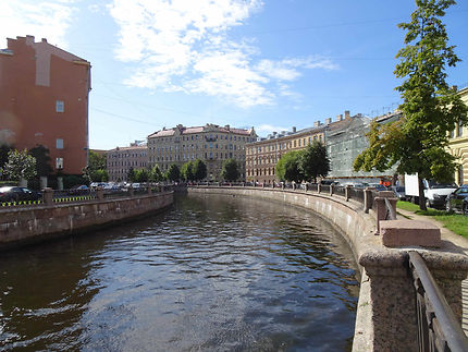 Canal courbé à Saint-Pétersbourg