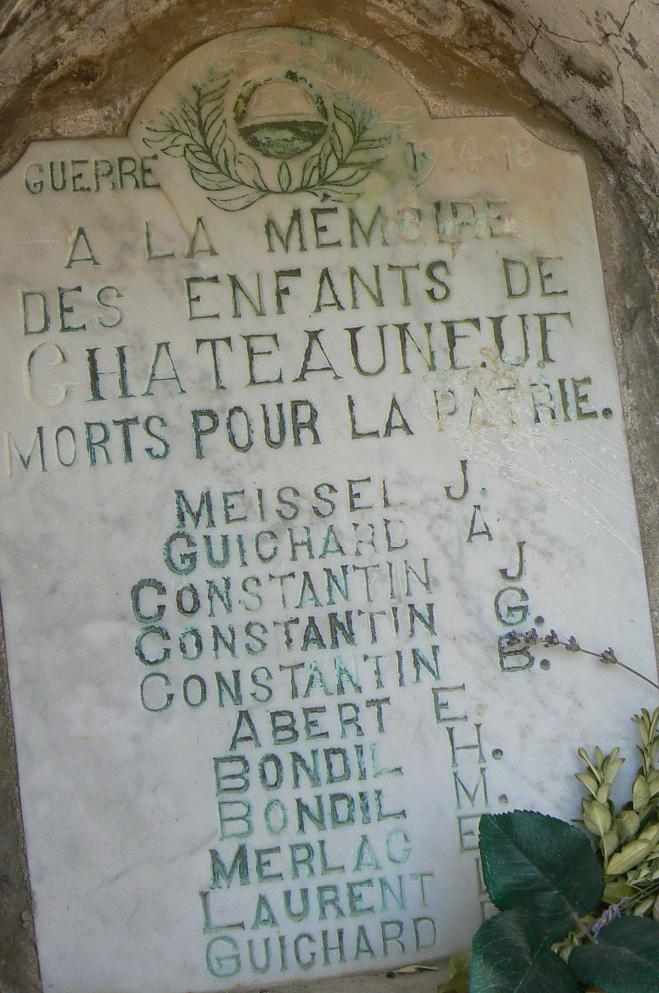 Stèle à l'entrée de Châteauneuf les Moustiers