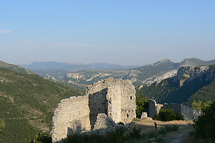 Châteauneuf les moustiers - vestiges du château