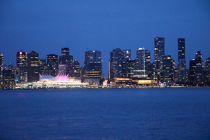 Vue de nuit sur la skyline de Vancouver