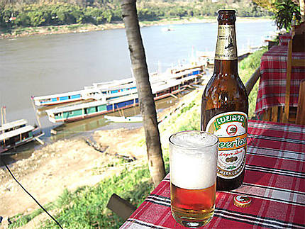 Beer lao au bord du Mekong 