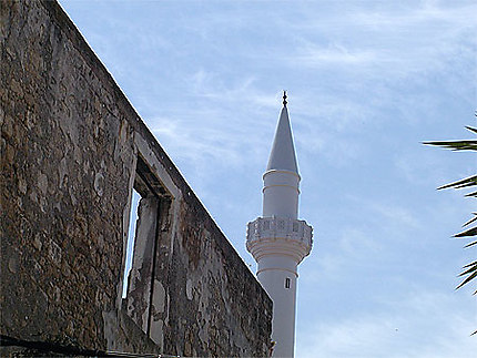 Minaret et vieille pierre