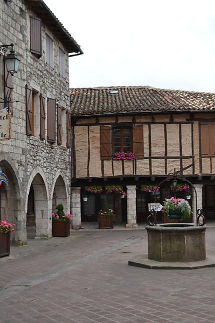 Place du village de Castelnau-de-Montmiral