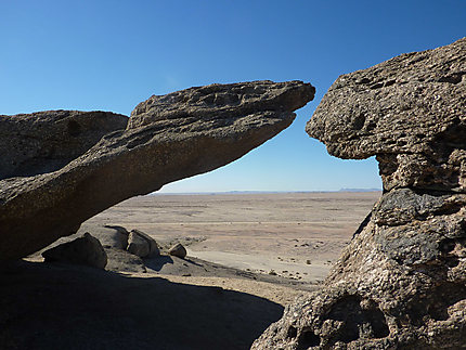 Arche avec vue sur le désert