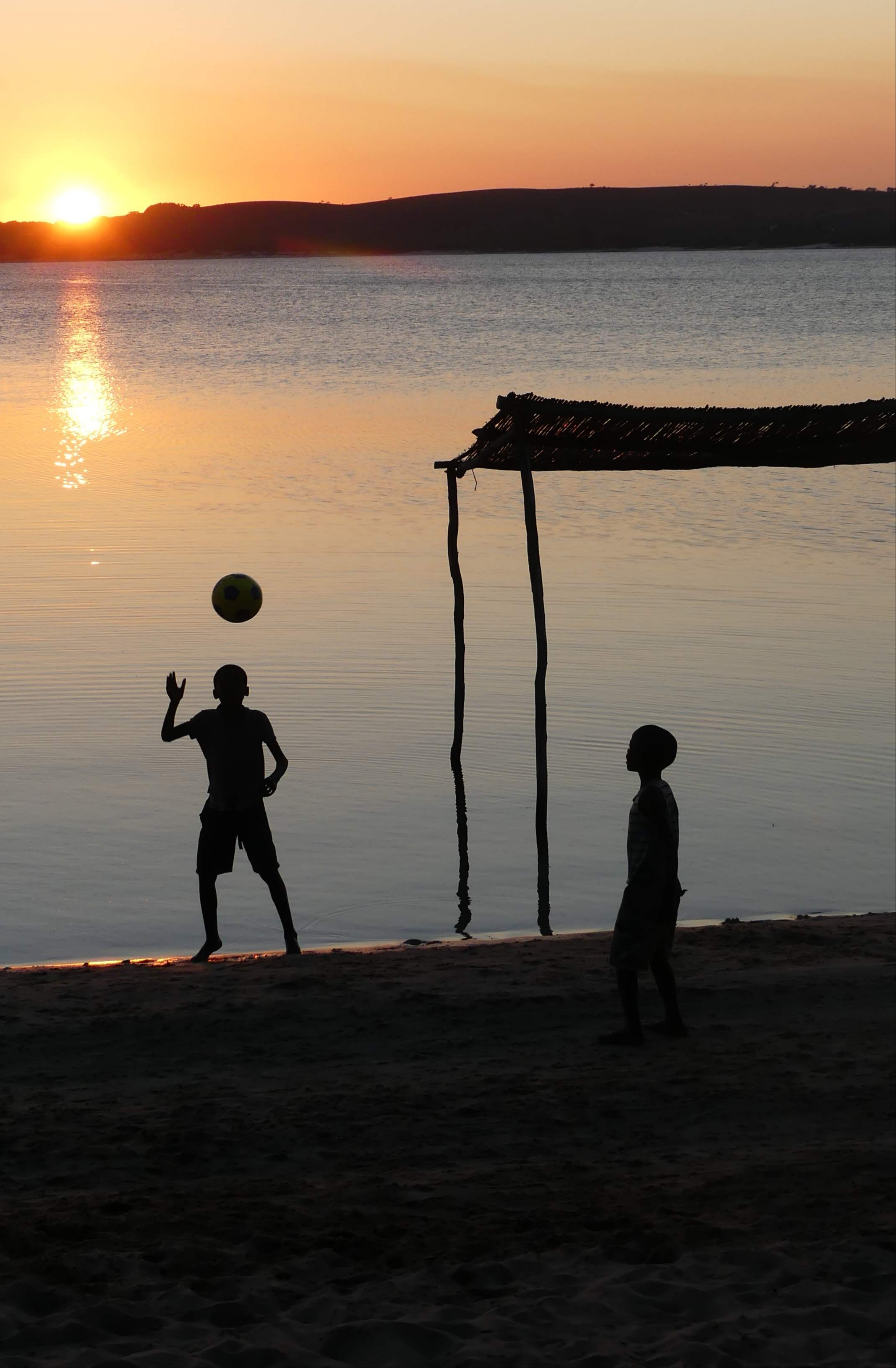 Partage avec des enfants au Mozambique Partage avec des enfants au Mozambique