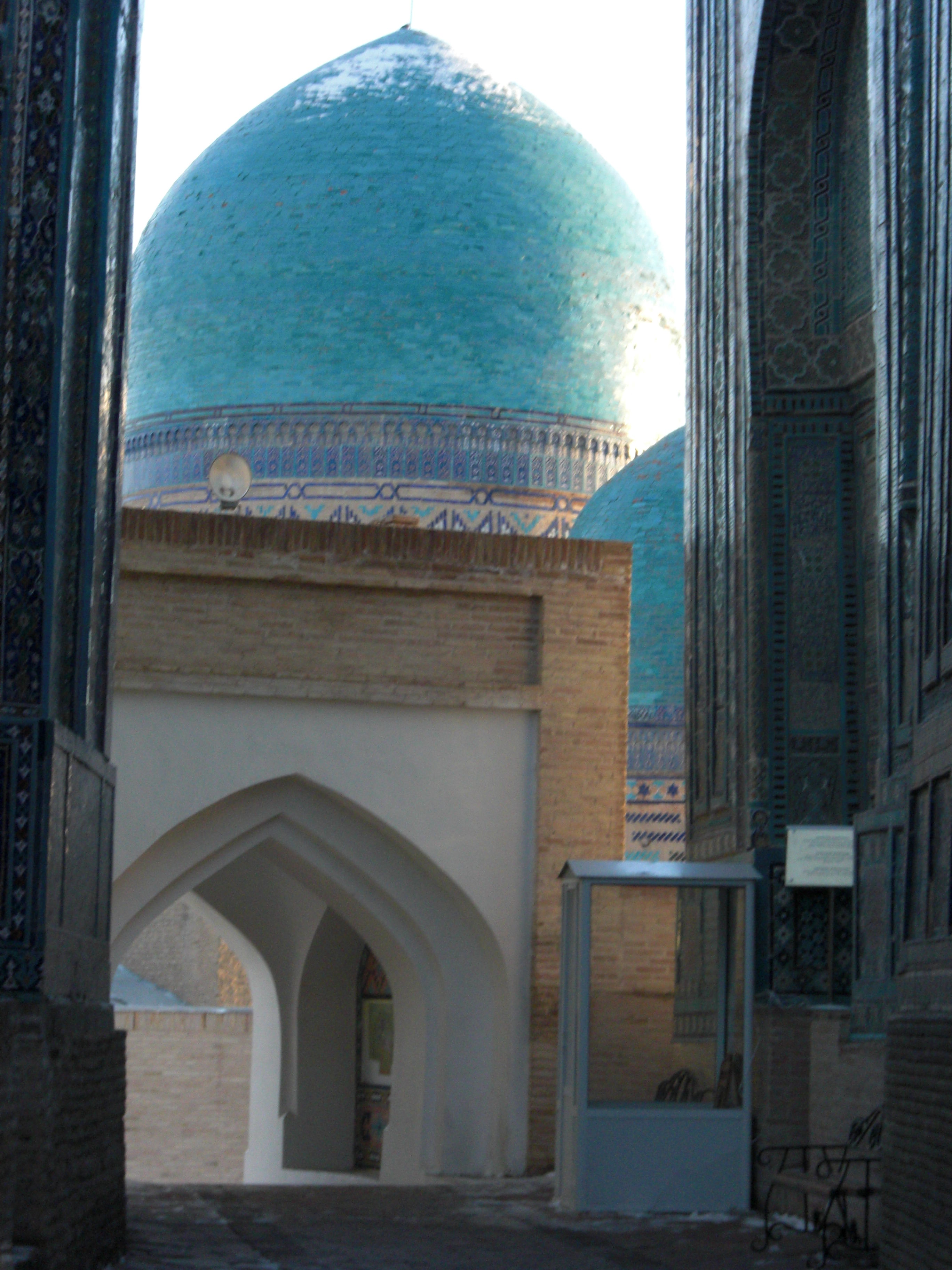 Devant le mausolée de l'imam al Boukhari